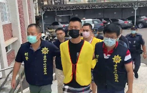 ▲台南市警麻豆分局員警當場制止滋優民眾，並進行蒐證。（圖／記者林悅翻攝，下同）