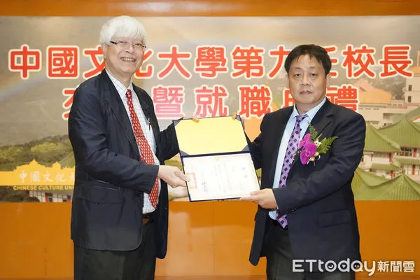 ▲▼文大董事長陳泰然（圖左）擔任監交，新校長王子奇今天（圖右）上任，致力將文大打造為「最貼近社會趨勢的綜合型大學」。（圖／文大提供）