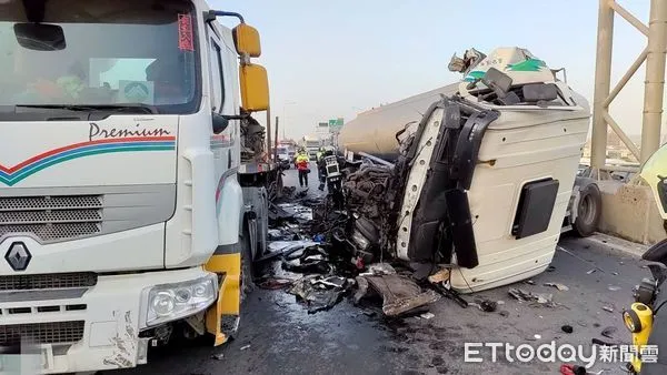 ▲▼西濱梧棲段又出事了，2貨車追撞1人受傷。（圖／民眾提供，下同）