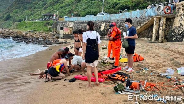 ▲基隆父子大武崙沙灘戲水　父突遭大浪捲走救起...送醫搶救不治。（圖／記者郭世賢翻攝）