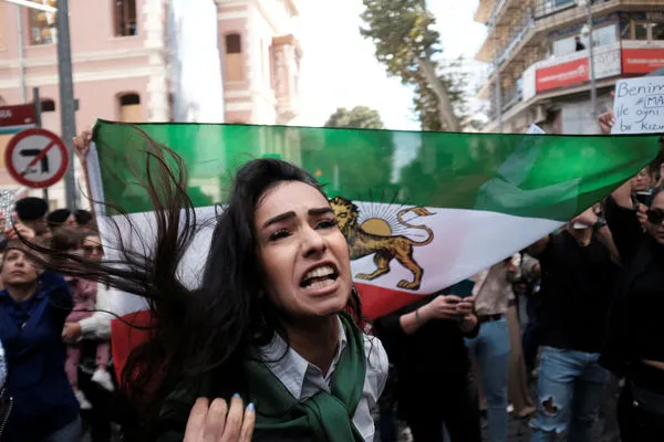 ▲▼伊朗女子頭巾沒戴好遭警打死，引發連日抗議活動。（圖／路透）