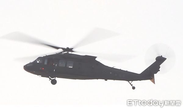 ▲▼AH-64E阿帕契、UH-60M黑鷹直升機、CH-47契努克運輸直升機進行空中操演首航。（圖／記者呂佳賢攝）