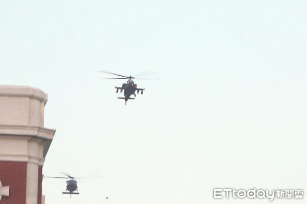 ▲▼AH-64E阿帕契、UH-60M黑鷹直升機、CH-47契努克運輸直升機進行空中操演首航。（圖／記者呂佳賢攝）