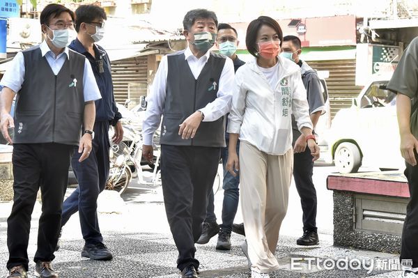 ▲▼陳時中白蘭市場掃街拜票  。（圖／記者李毓康攝）