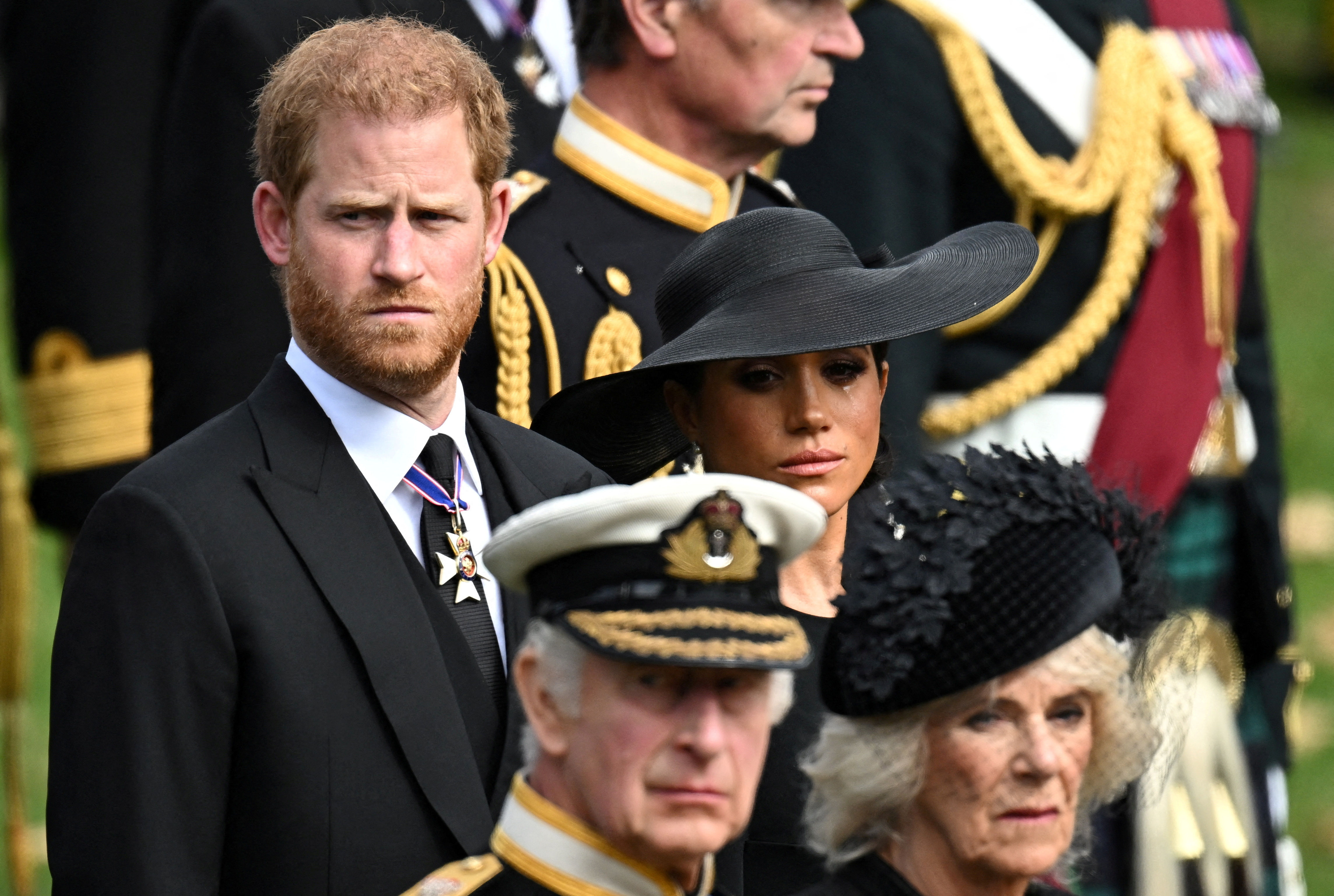 ▲▼哈利梅根夫婦與卡蜜拉出席英國女王國葬時表情相當凝重。（圖／路透）