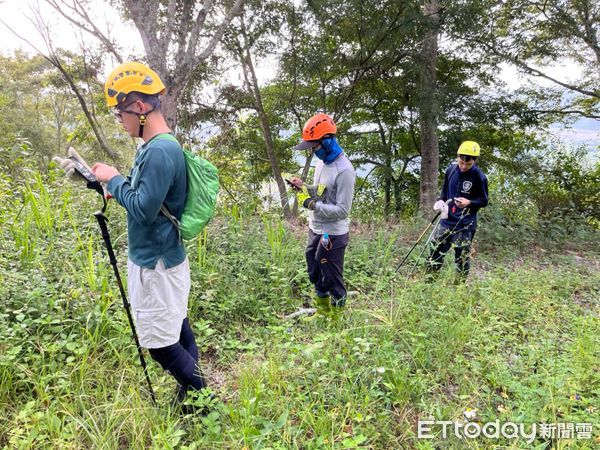 ▲何男上山採藥迷路失蹤，警消上山搜索，今日早上何男已自行平安下山。（圖／記者楊漢聲翻攝）