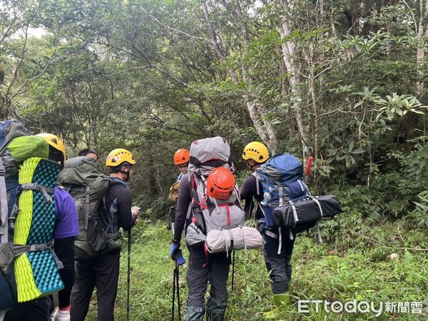 ▲何男上山採藥迷路失蹤，警消上山搜索，今日早上何男已自行平安下山。（圖／記者楊漢聲翻攝）