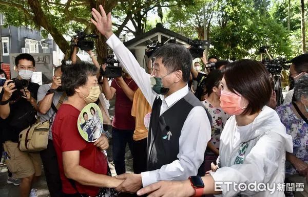 ▲▼陳時中白蘭市場掃街拜票 。（圖／記者李毓康攝）