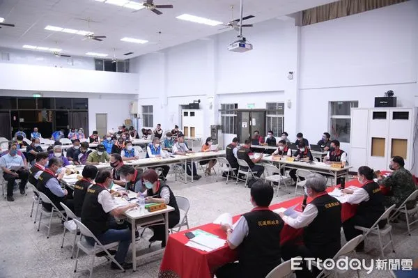 ▲花蓮縣政府於玉里鎮中正堂成立0918震災聯合服務平台，由縣長徐榛蔚親自主持。（圖／花蓮縣政府提供，下同）