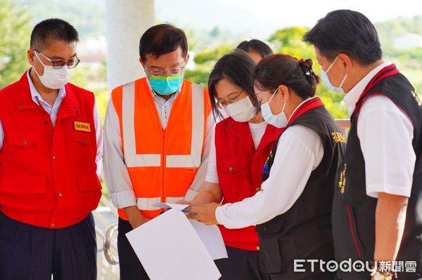 ▲▼蔡英文視察花蓮玉里鎮玉興橋、玉里高級中學及東里車站受損情形。（圖／花蓮縣政府提供，下同）