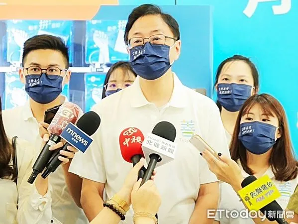 ▲國民黨桃園市長參選人張善政今（22）日受訪時表示，針對研究報告被遭控抄襲案，他回應是「雞蛋裡挑骨頭」，意思就是故意挑剔之意，諷刺鄭運鵬國文不及格，相當不適任。（圖／記者沈繼昌翻攝）