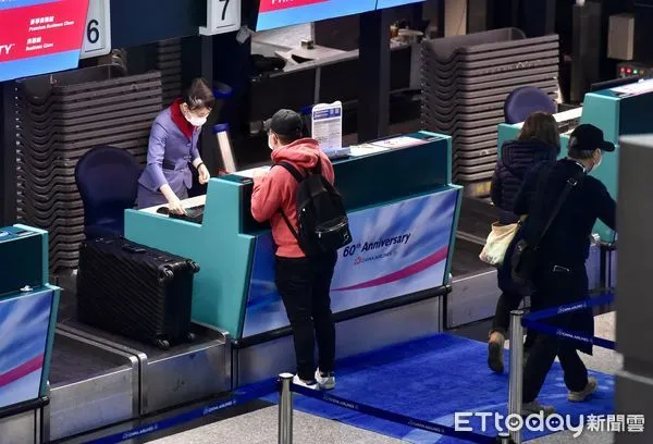 ▲▼防疫,機場,口罩,出入境,交通,旅客,地勤,桃園機場,桃機,出國,航空業,航班,邊境管制,桃園國際機場,武漢肺炎,新冠肺炎,開放國門,邊境解封,入境管制,觀光限團令,疫情,鎖國,檢疫,陰性證明,旅遊,行李托運,機票劃位。（圖／記者李毓康攝）