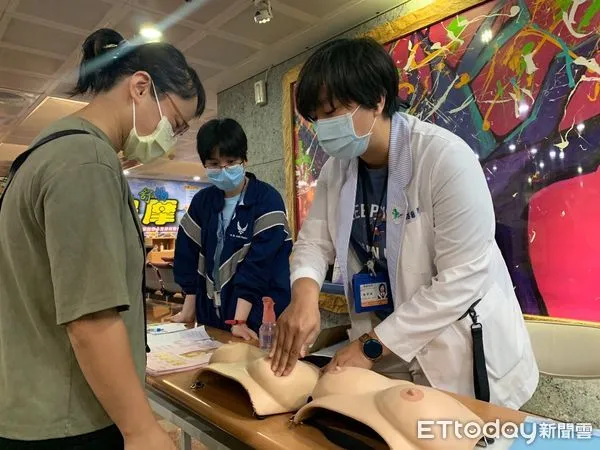 ▲▼門諾醫院舉辦乳癌防治宣導活動，現場還進行乳房模型觸摸體驗，教導女性朋友如何自我檢查及善用篩檢方式，以確保早期發現早期治療。（圖／門諾醫院提供，下同）