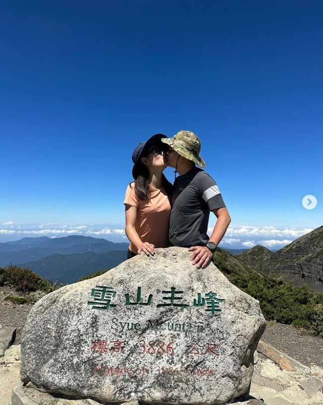 ▲賈永婕夫妻在山頂放閃。（圖／翻攝自Instagram／janet_chia_）
