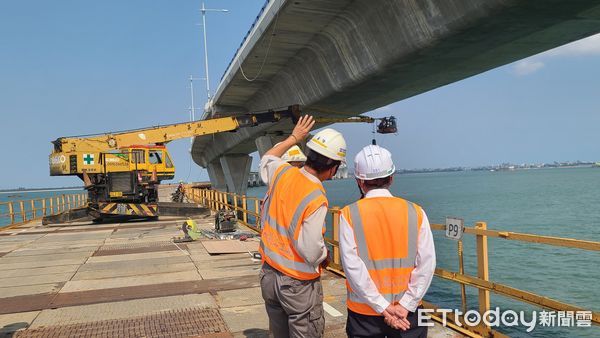 ▲▼金門大橋預計10月通車，日前有民眾驚見鋼筋裸露，質疑安全問題。（圖／記者林名揚翻攝，下同）