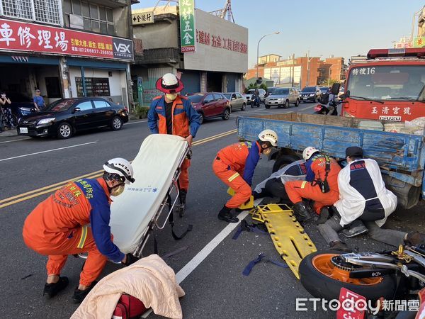 ▲▼一台機車與一台3.5噸貨車發生車禍。（圖／記者蔡文淵翻攝）