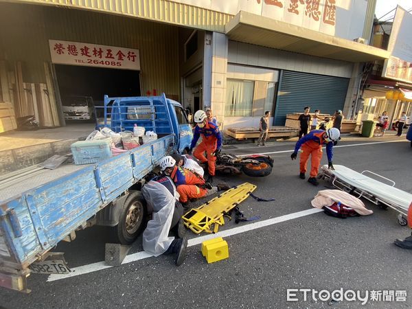 ▲▼一台機車與一台3.5噸貨車發生車禍。（圖／記者蔡文淵翻攝）