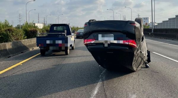 ▲▼國1南下356.9K車禍「1車翻覆在中線」，封閉2車道後方回堵。（圖／記者賴文萱翻攝）