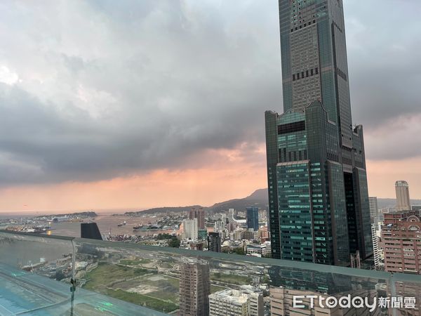 ▲承億酒店可拍到高空日落美景，陳其邁也「趁亂」緊急按快門留念。（圖／陳其邁提供）