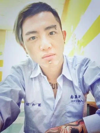 ▲謝和弦曬出穿上南華高中制服的自拍照。（圖／翻攝自謝和弦臉書）