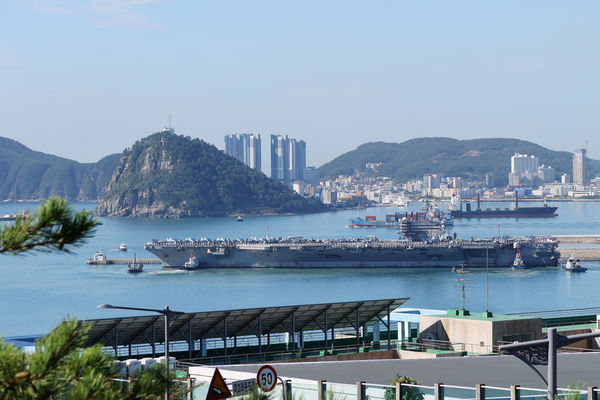 ▲▼美國航母雷根號（USS Ronald Reagan）23日上午抵達南韓釜山市的海軍基地。（圖／路透）