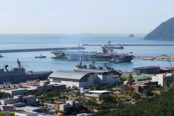 ▲▼美國航母雷根號（USS Ronald Reagan）23日上午抵達南韓釜山市的海軍基地。（圖／路透）