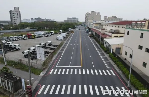 ▲台南市長黃偉哲路平政策永續做下去，市府2022年度路平專案執行計畫編列4.35億元，預計完成41路段，改善長度68.7公里，目前已完成13個路段，預計在今年會全部完成。（圖／記者林悅翻攝，下同）