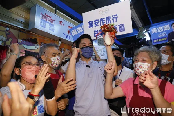 ▲▼國民黨台北市長候選人蔣萬安一早前往東門市場掃街拜票，懇請往來市民支持。（圖／記者湯興漢攝）