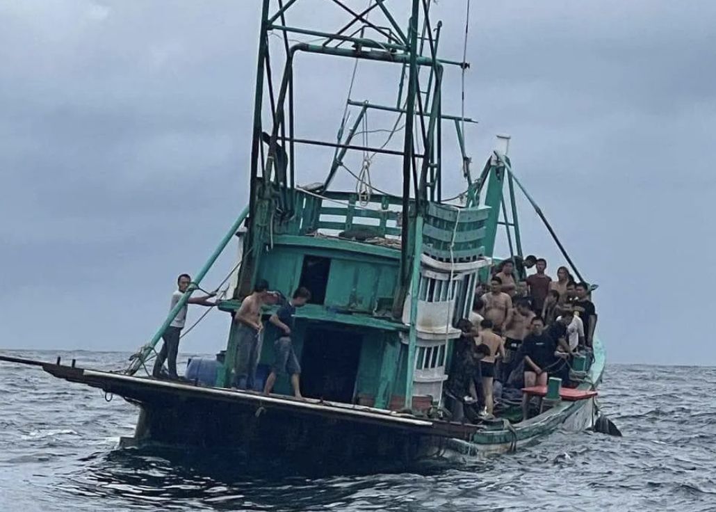▲▼ 柬埔寨稱一艘載有中國公民的船隻傾覆，超20人失聯。（圖／翻攝自影片）