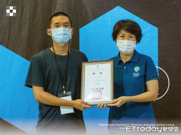 ▲國立成功大學建築系畢業生曾泓銘，將運轉中的地熱發電站，轉換為居民日常使用的澡堂，設計出《喻地譯站》概念的作品，獲台東縣政府建築景觀評圖暨展覽首獎。（圖／記者林悅翻攝，下同）