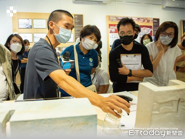 ▲國立成功大學建築系畢業生曾泓銘，將運轉中的地熱發電站，轉換為居民日常使用的澡堂，設計出《喻地譯站》概念的作品，獲台東縣政府建築景觀評圖暨展覽首獎。（圖／記者林悅翻攝，下同）