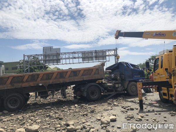 ▲▼國一神岡段砂石車橫躺路中央，砂石散落路面，駕駛受困車內。（圖／民眾提供，下同）