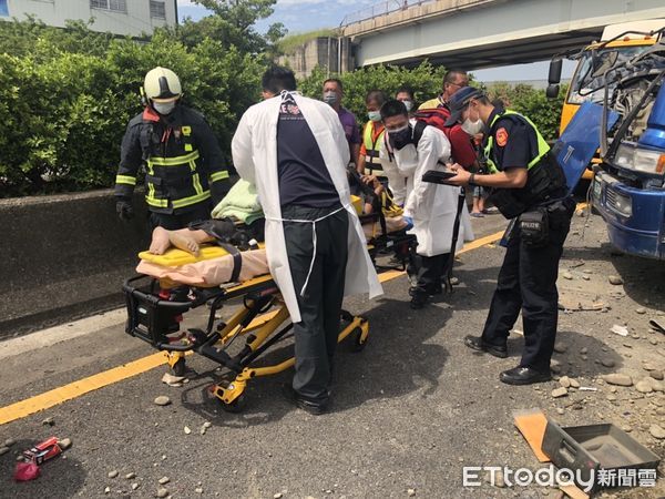 ▲▼國一神岡段砂石車橫躺路中央，砂石散落路面，駕駛受困車內。（圖／民眾提供，下同）