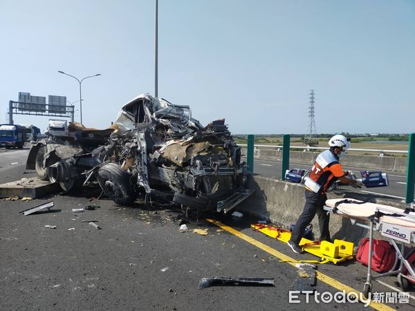 ▲▼台南台84線快速道路北門往學甲段嚴重車禍。（圖／記者林悅翻攝）