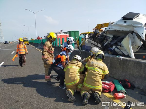 ▲▼台南台84線快速道路北門往學甲段嚴重車禍。（圖／記者林悅翻攝）