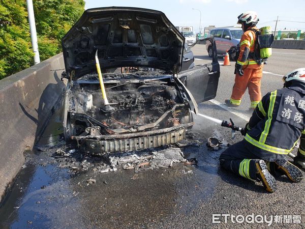 ▲▼國道2號火燒車。（圖／記者沈繼昌翻攝）