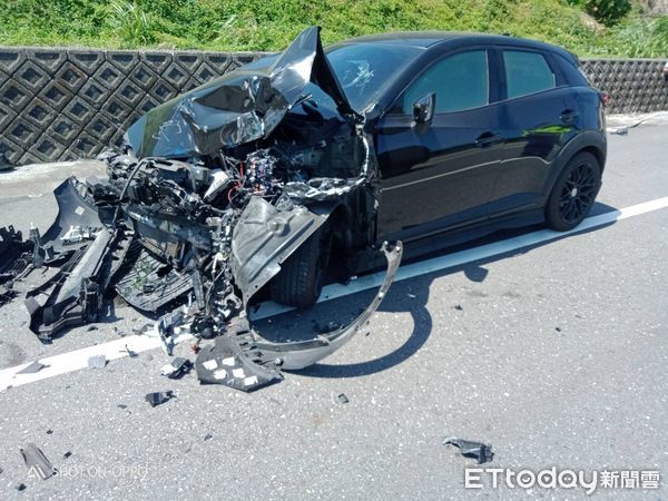 ▲▼台東男載女友超車猛撞小貨車，車頭全爛。（圖／民眾提供）