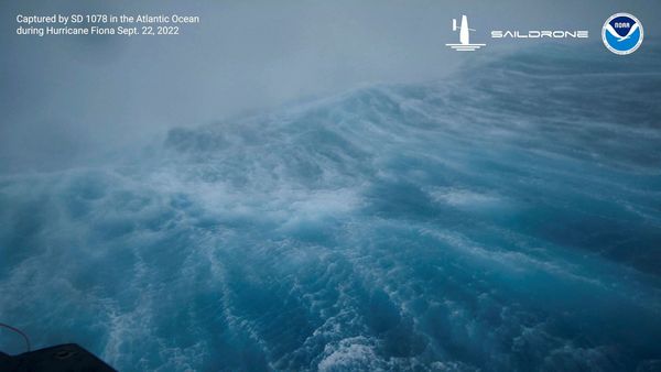 ▲▼海上無人機捕捉颶風菲奧娜掀狂浪。（圖／路透）