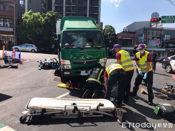 ▲▼桃園郵局小貨車撞機車，騎士命危送醫搶救中。（圖／記者沈繼昌翻攝，下同）