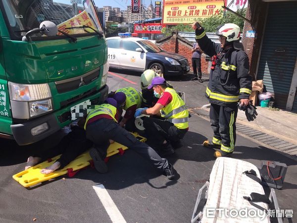 ▲▼桃園郵局小貨車撞機車，騎士命危送醫搶救中。（圖／記者沈繼昌翻攝，下同）