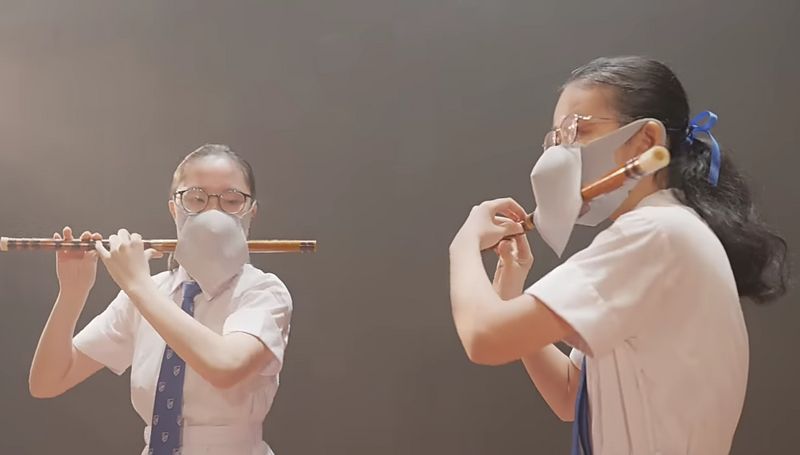 ▲▼香港教育局為了祝賀中國國慶，推出《少年中國說》影片，但其中卻出現戴口罩吹笛子的畫面。（圖／翻攝自《少年中國說》YouTube）