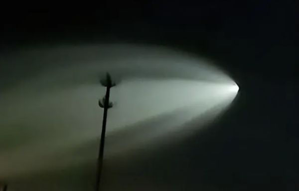 ▲新疆多地民眾在夜晚直擊天空中的「不明發光」飛行物體。（圖／翻攝微博）