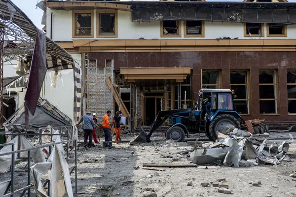 ▲▼烏克蘭扎波羅熱地區（Zaporizhzhia）發生炮擊，一間旅館被俄軍導彈炸爛。（圖／達志影像／美聯社）