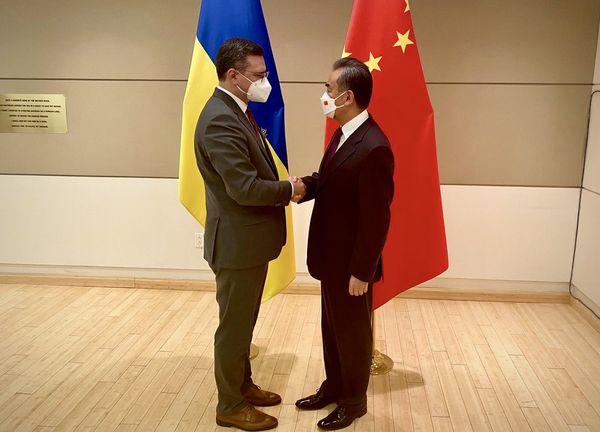 ▲▼烏克蘭外交部長庫列巴（Dmytro Kuleba）23日在聯合國大會上與中國外交部長王毅，在場邊會面，             （圖／翻攝自twitter／@DmytroKuleba）