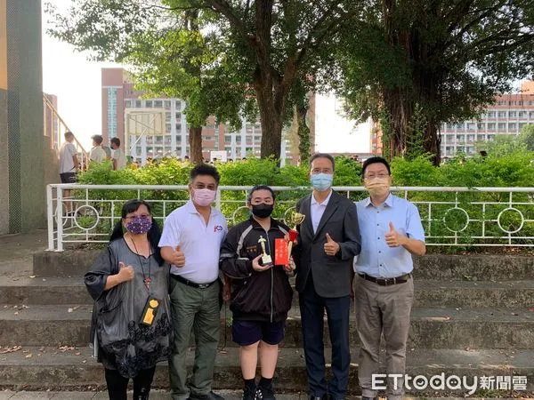 ▲▼ 嘉義高工 林建廷將參加國際舞蹈景賽獲獎獎金回饋學校 。（圖／嘉義高工提供）