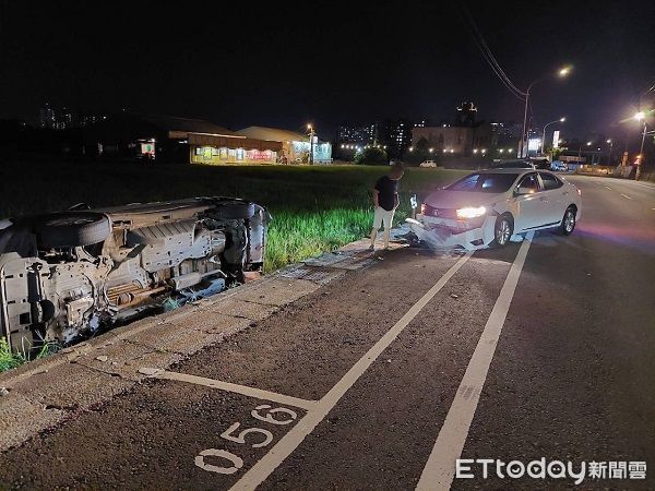 ▲▼陳姓男子酒駕將路邊停車直接撞翻農田內。（圖／桃園警分局提供）