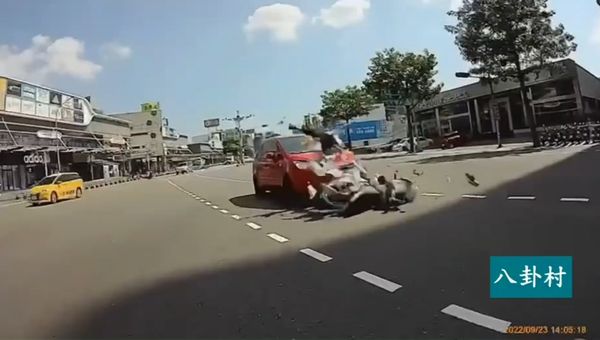 [新聞] 轎車左轉「0剎車」猛撞 騎士人車噴飛慘死