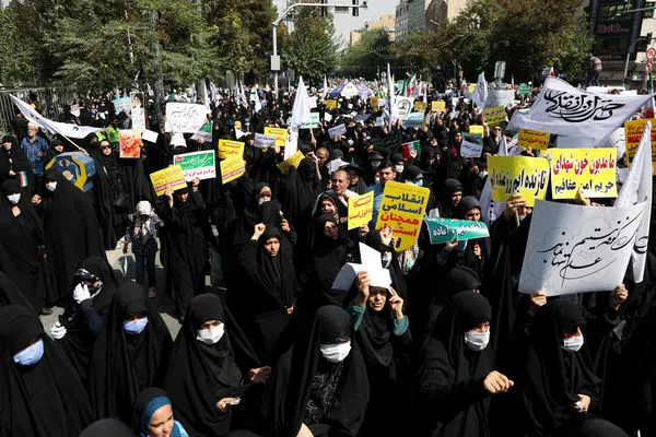 ▲▼伊朗多個城市23日爆發「親政府遊行」，支持政府的人民群聚呼籲「處決暴亂者」。而他們口中的暴徒指的是那些，聲援疑似因未帶頭巾被毆死的22歲女子的示威者。（圖／路透）