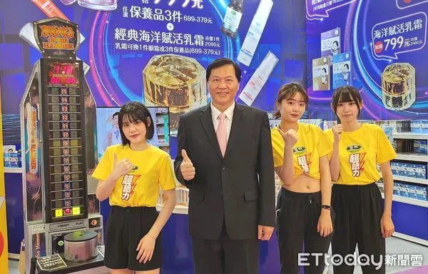 ▲國際美容化妝品展於台北世貿中心一館盛大舉行，台南藝群醫學美容集團旗下的知名品牌Dr.藝群保養品展現創意，擺設「大槌王遊戲機」，民眾用力敲大槌得高分，就可以領取藝群保養品當作獎品。（圖／記者林悅翻攝，下同）