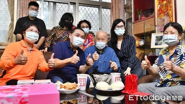 ▲永和人瑞張子忠105歲曾賣豆漿30年 侯友宜帶燒餅油條祝重陽快樂。（圖／新北市社會局提供）
